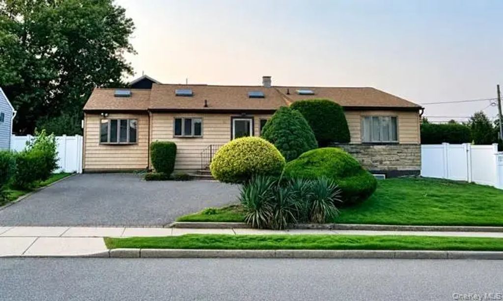 10 Peter Lane, Plainview