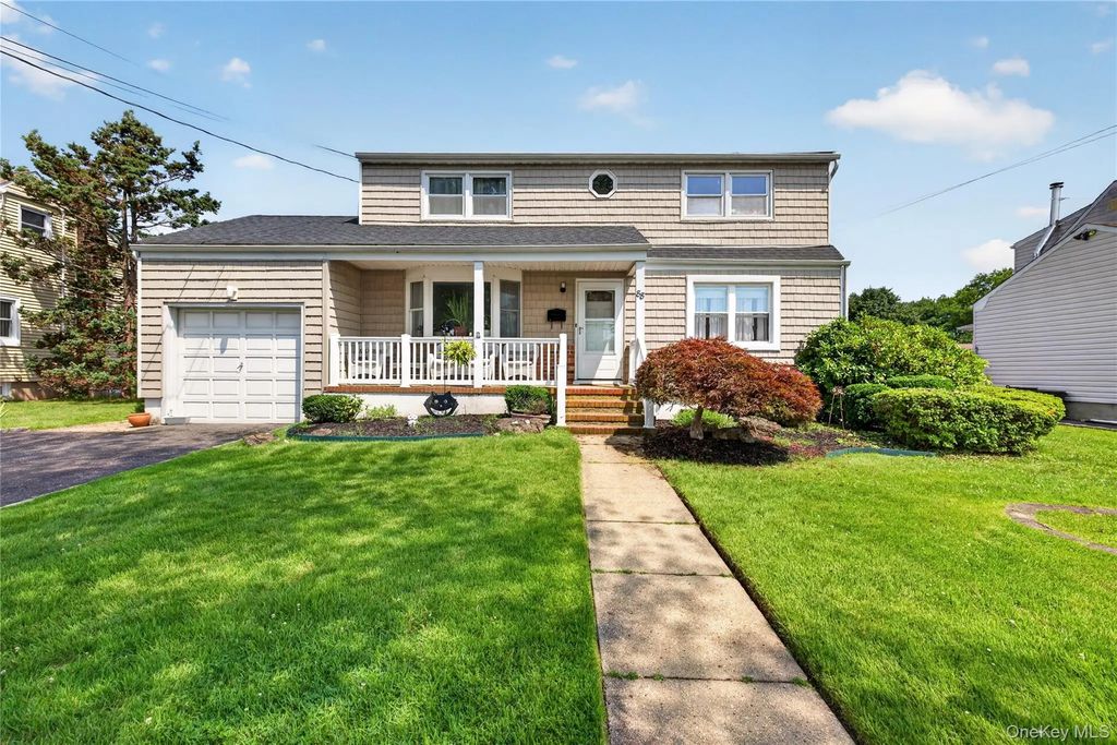 88 Crestwood Boulevard, Farmingdale
