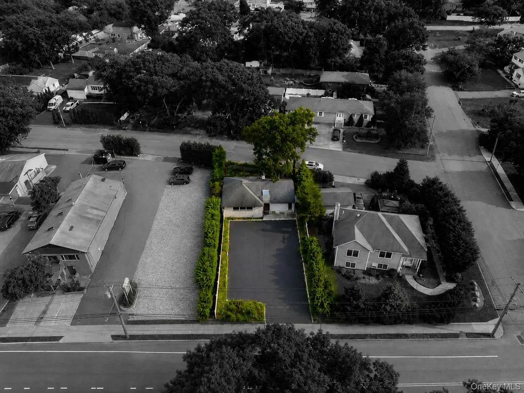 362 Mooney Pond Road, Farmingville
