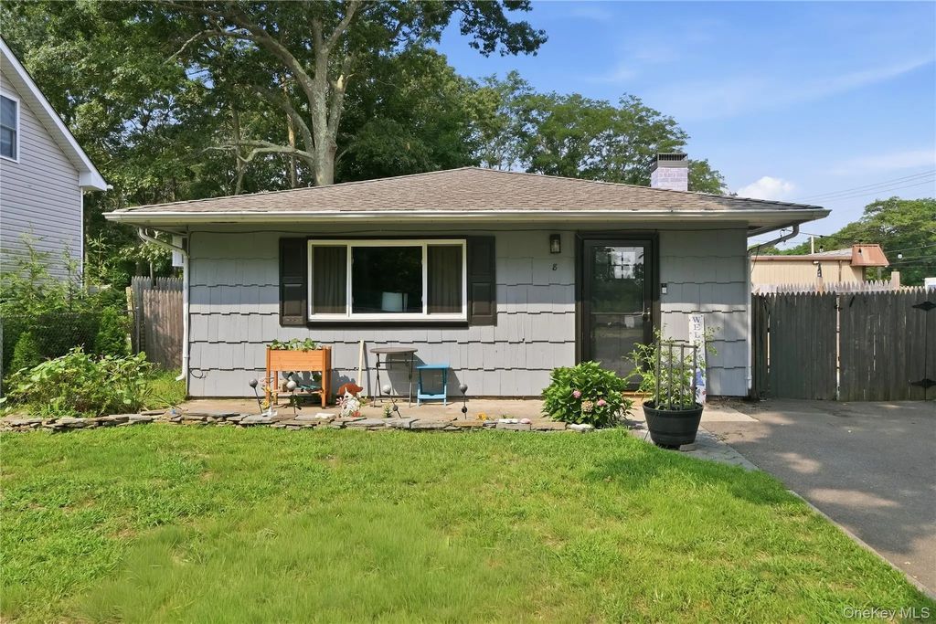 8 Roberts Street, Mastic