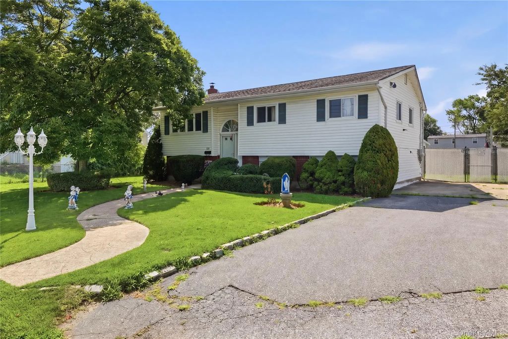 835 7th Street, West Babylon