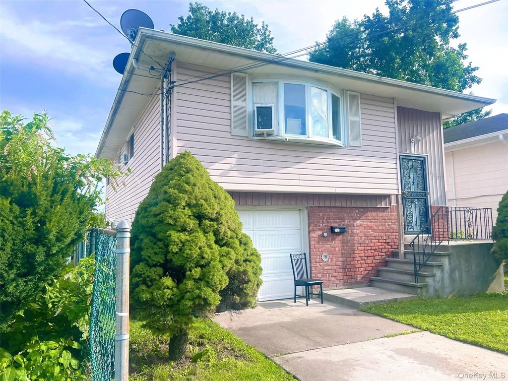 312 E Columbia Street, Hempstead
