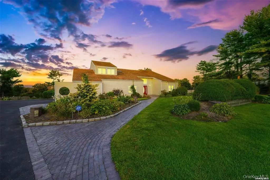 4 Jester Court, Dix Hills