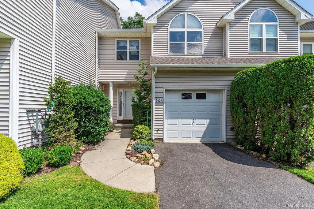 406 Willow Pond Drive, Riverhead