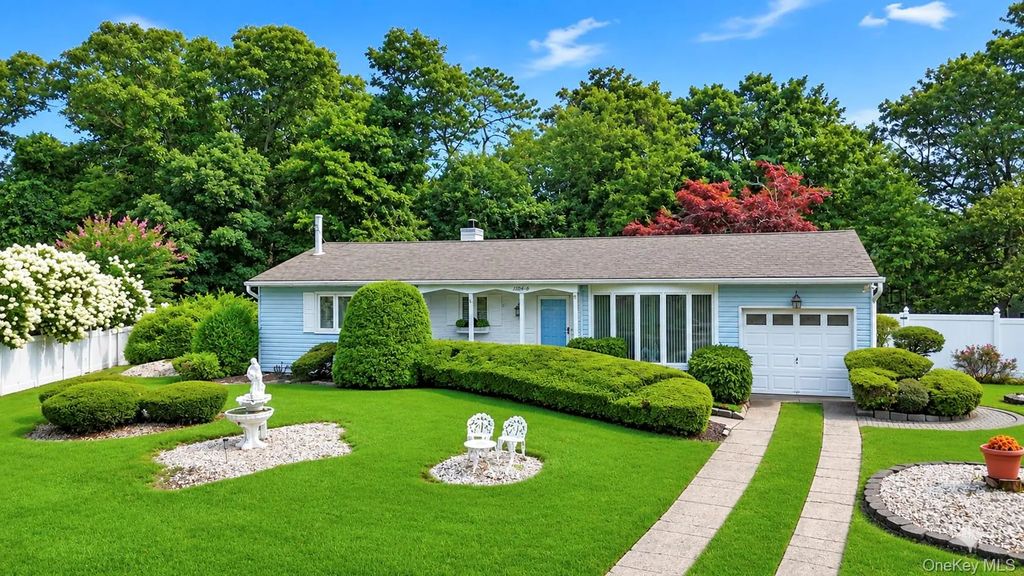 12 Heather Court, Centereach