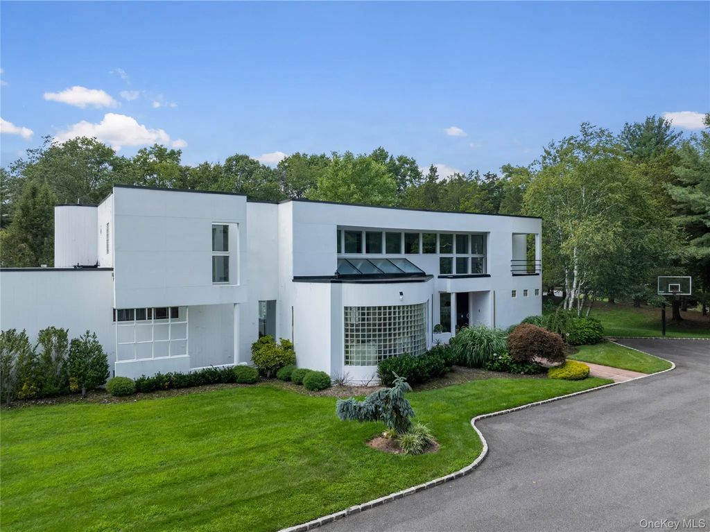 1 Vista Drive, Laurel Hollow