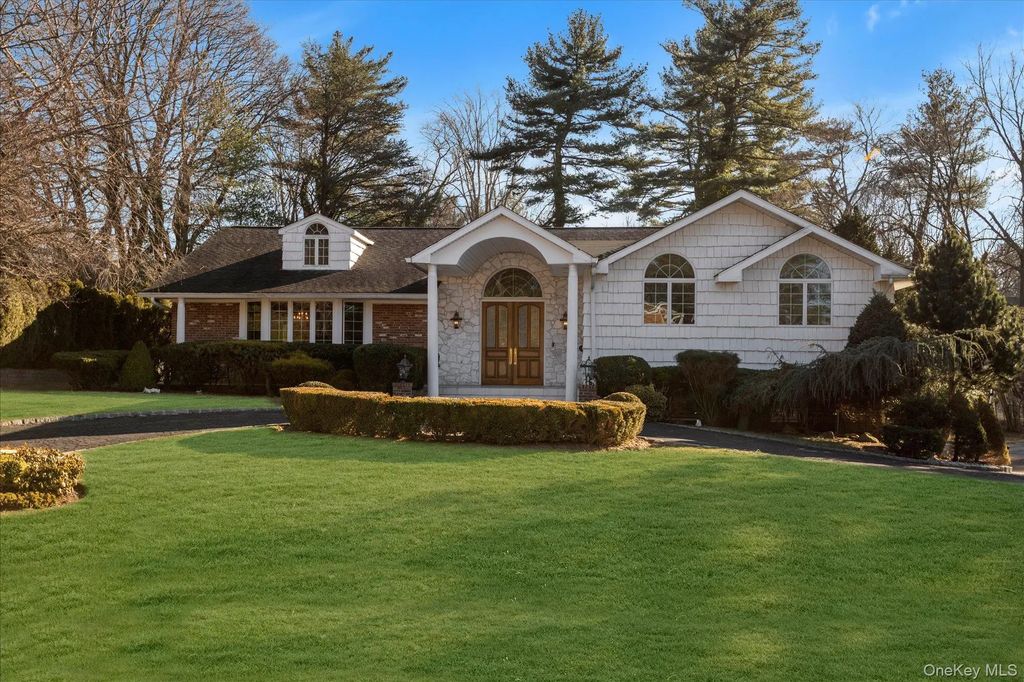 200 Hummingbird Drive, East Hills