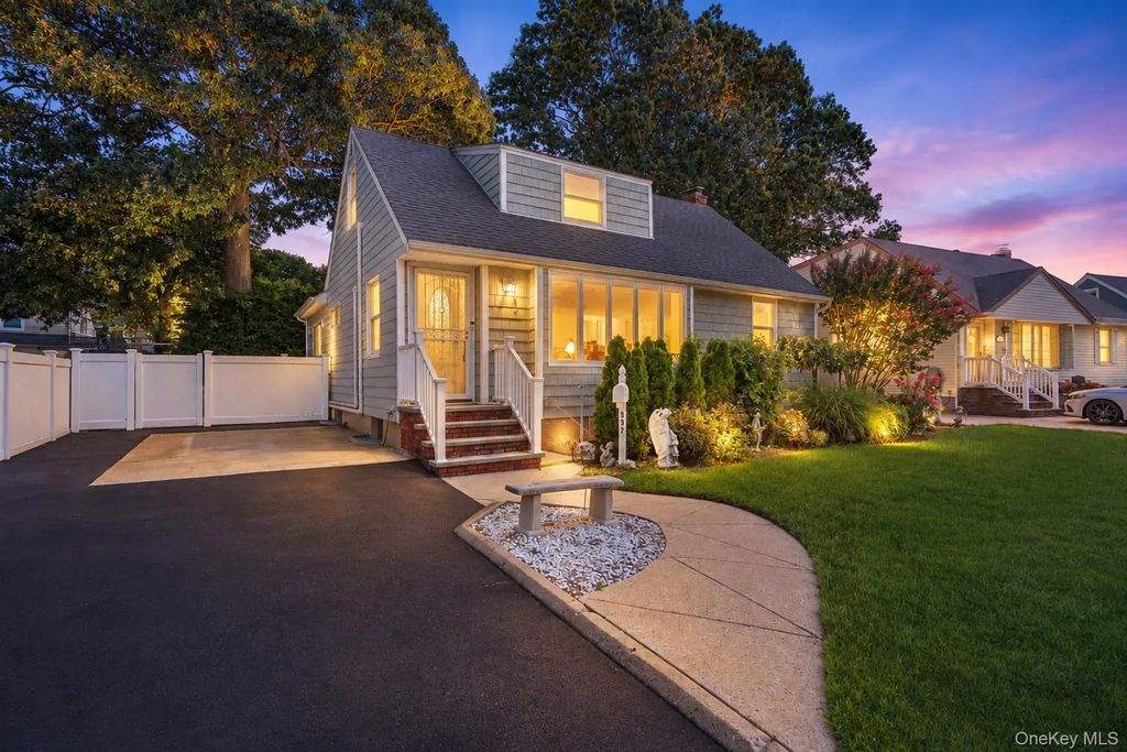 992 Woodcliff Drive, Franklin Square