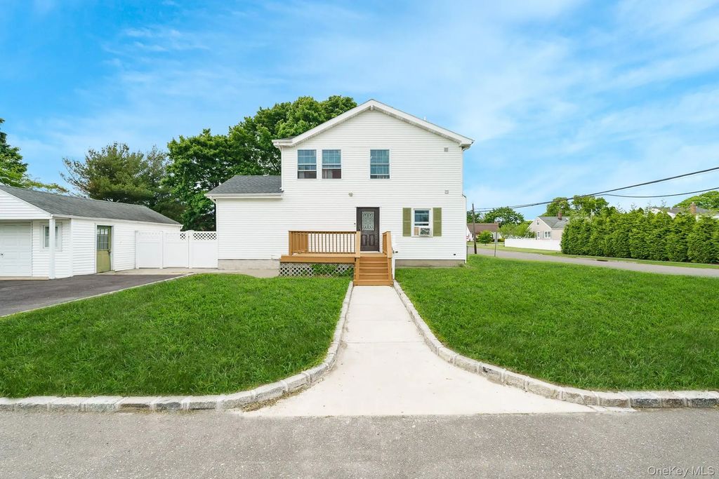 72 Peckham Avenue, Islip