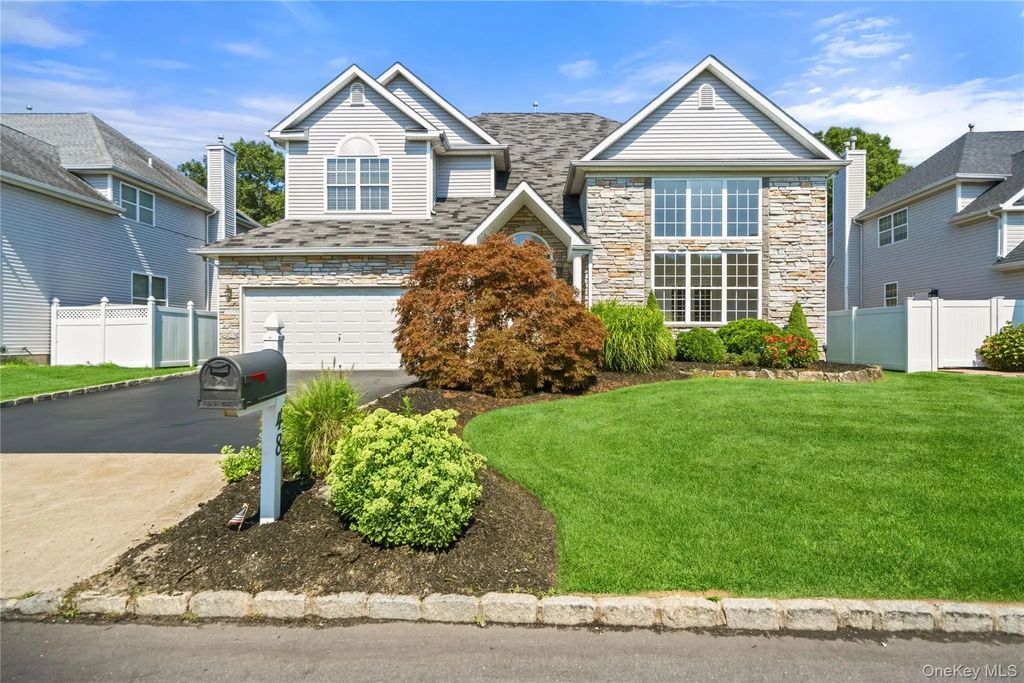 48 Peachtree Court, Holtsville