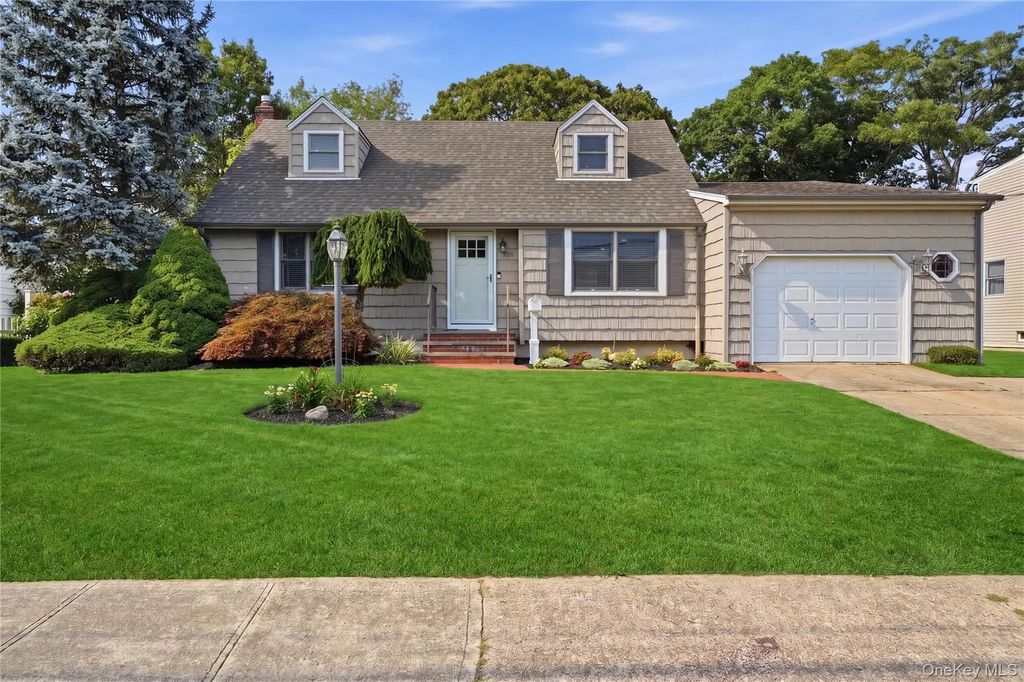391 Oakwood Avenue, West Islip