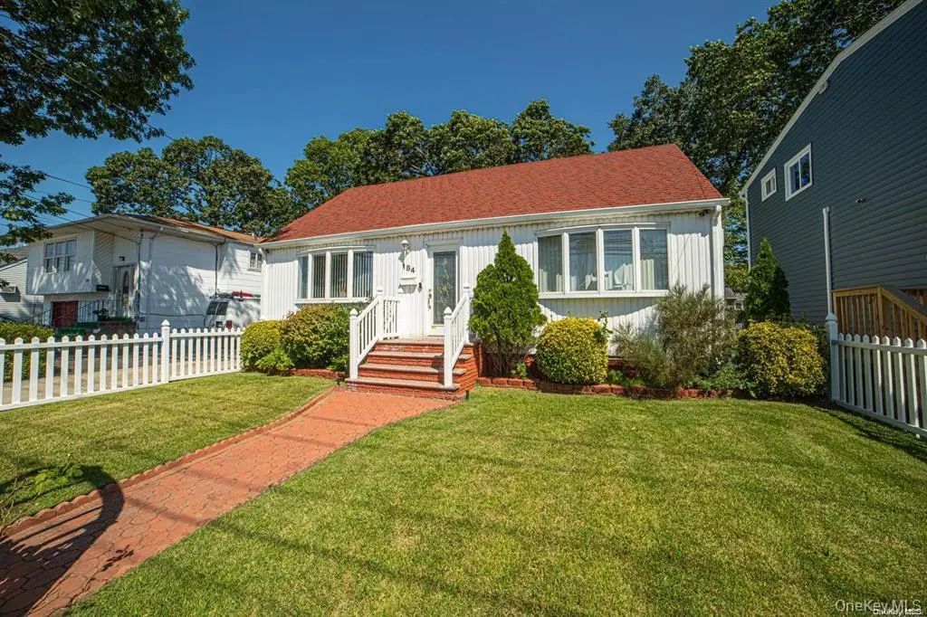 184 S Strong Avenue, Lindenhurst