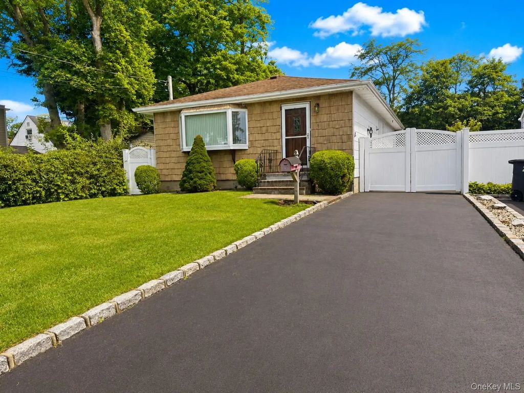 4 Westwood Avenue, Deer Park