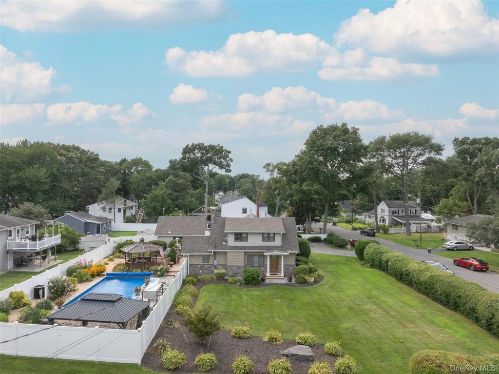 70 Lake Promenade, Ronkonkoma