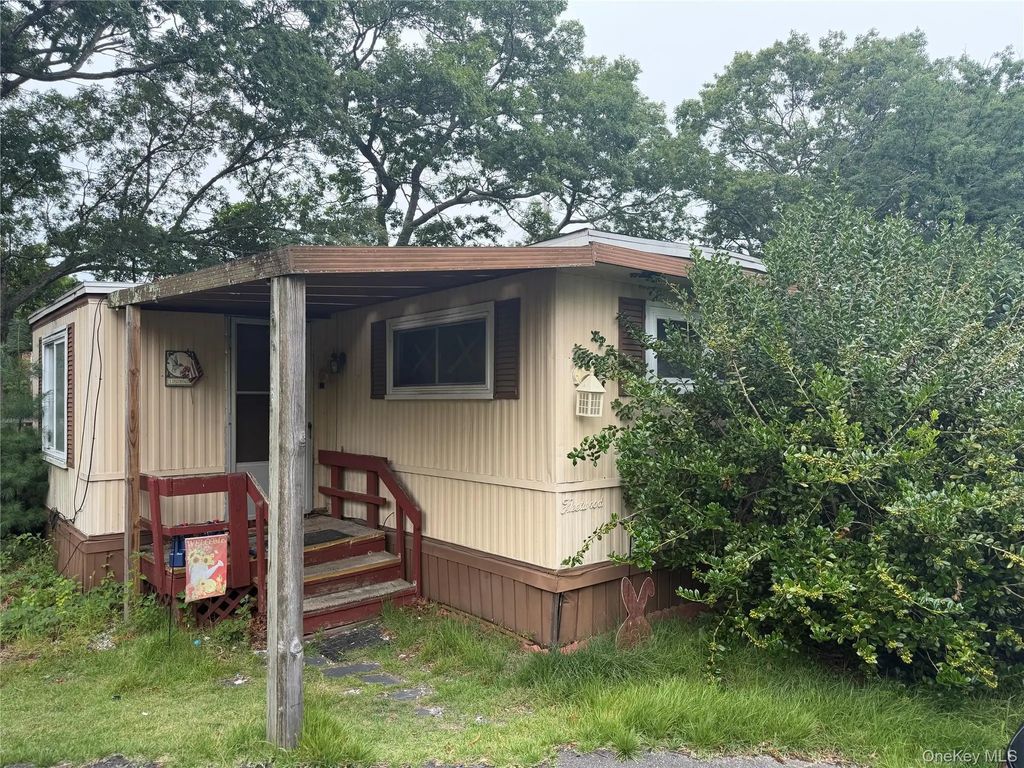 2 Periwinkle Drive, Bohemia