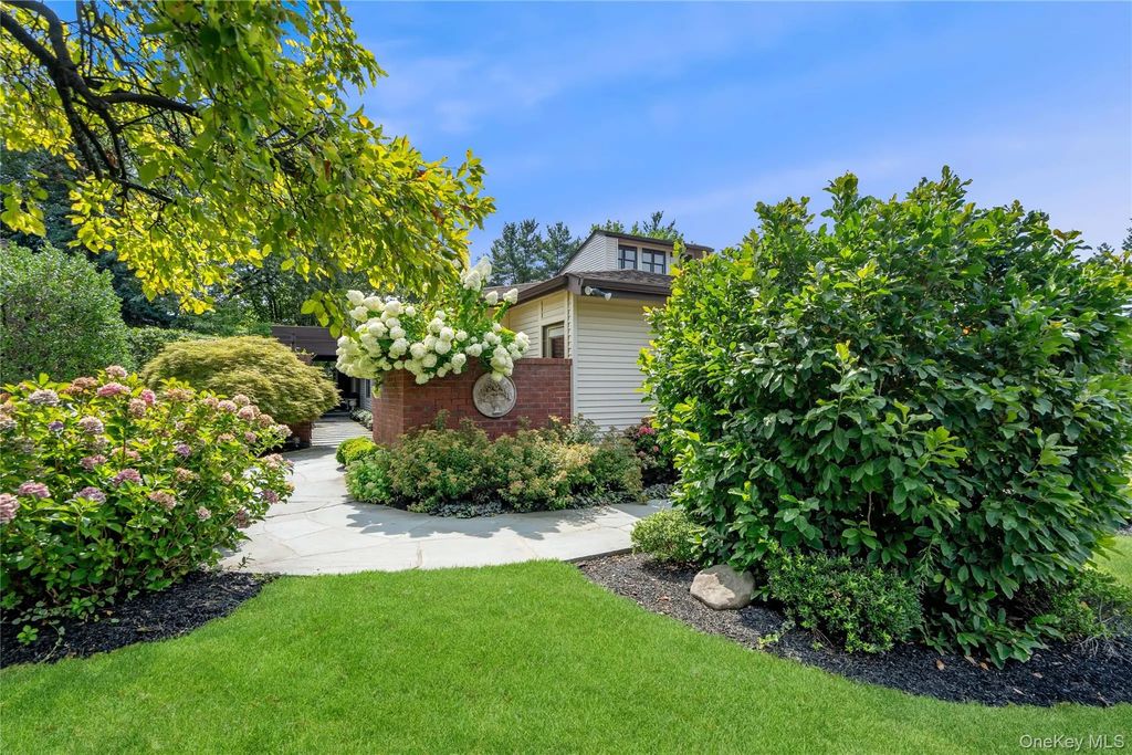 264 Sparrow Drive, Manhasset