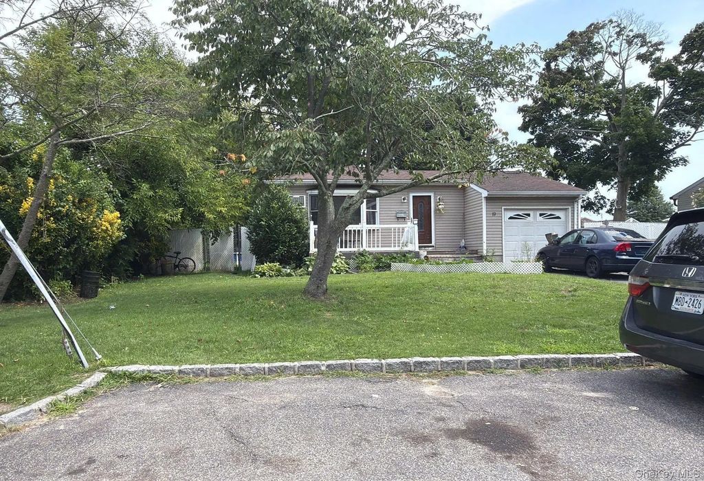 19 Chapman Place, Bay Shore