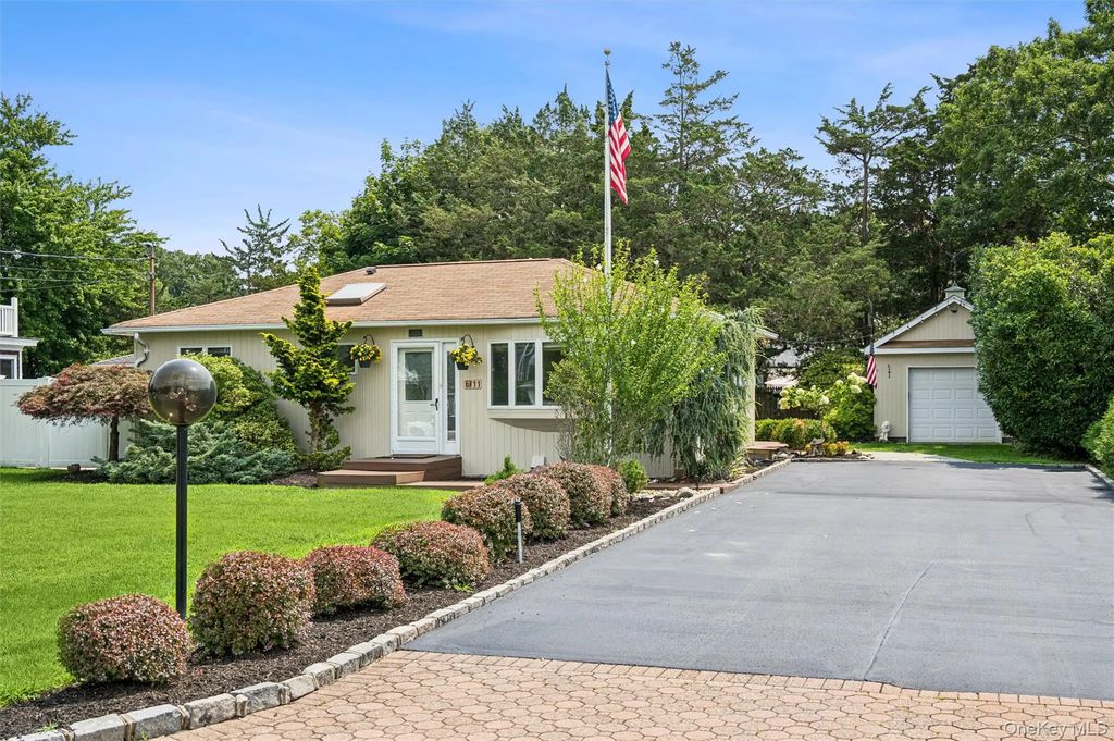 11 Bay Street, Center Moriches