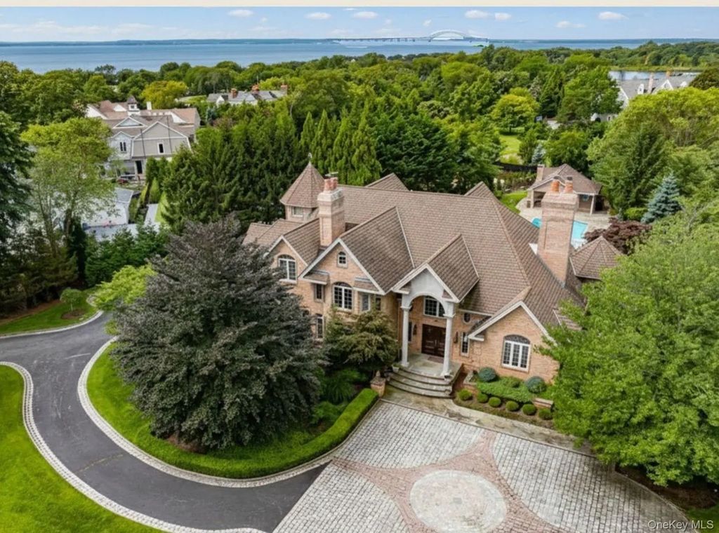 26 The Helm, East Islip