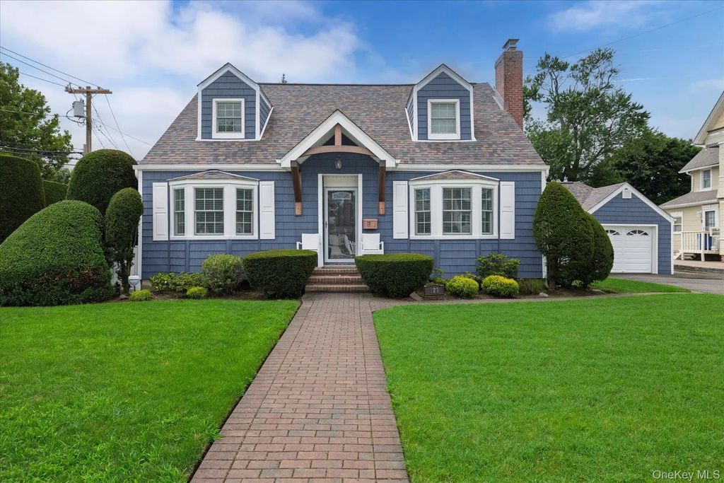 123 Centre Avenue, East Rockaway