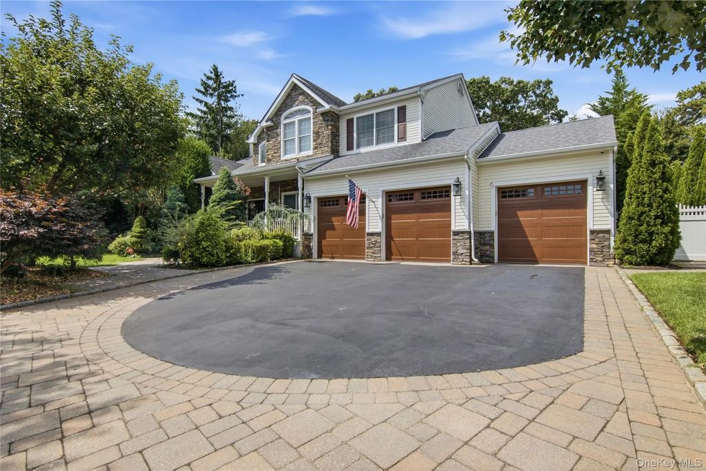 6 Hayloft Court, Smithtown