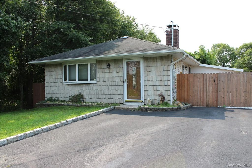 92 Lombardy Drive, Shirley