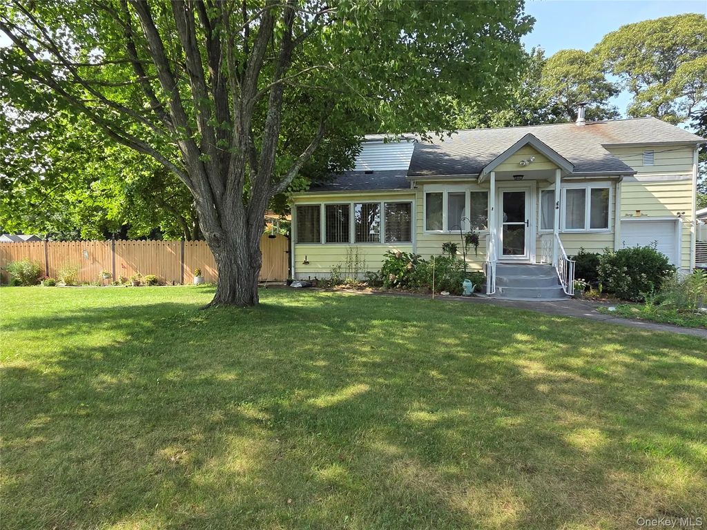 33 Elmwood Avenue, Selden