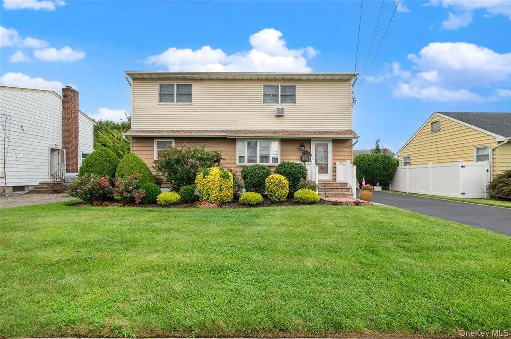 210 N 5th Street, Bethpage