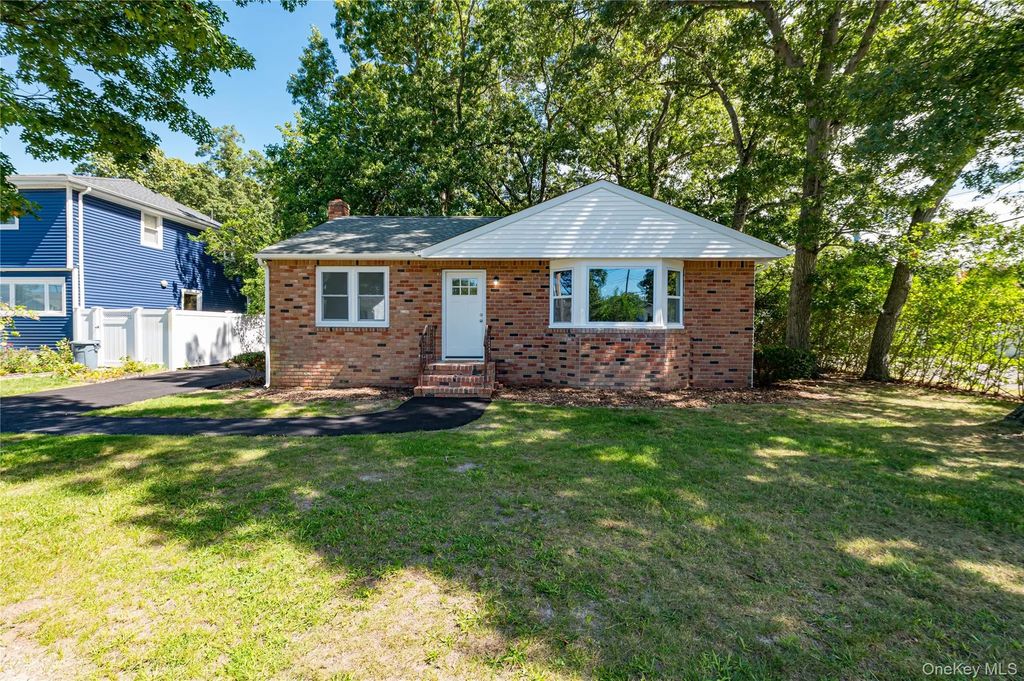 17 Lake Prom, Ronkonkoma