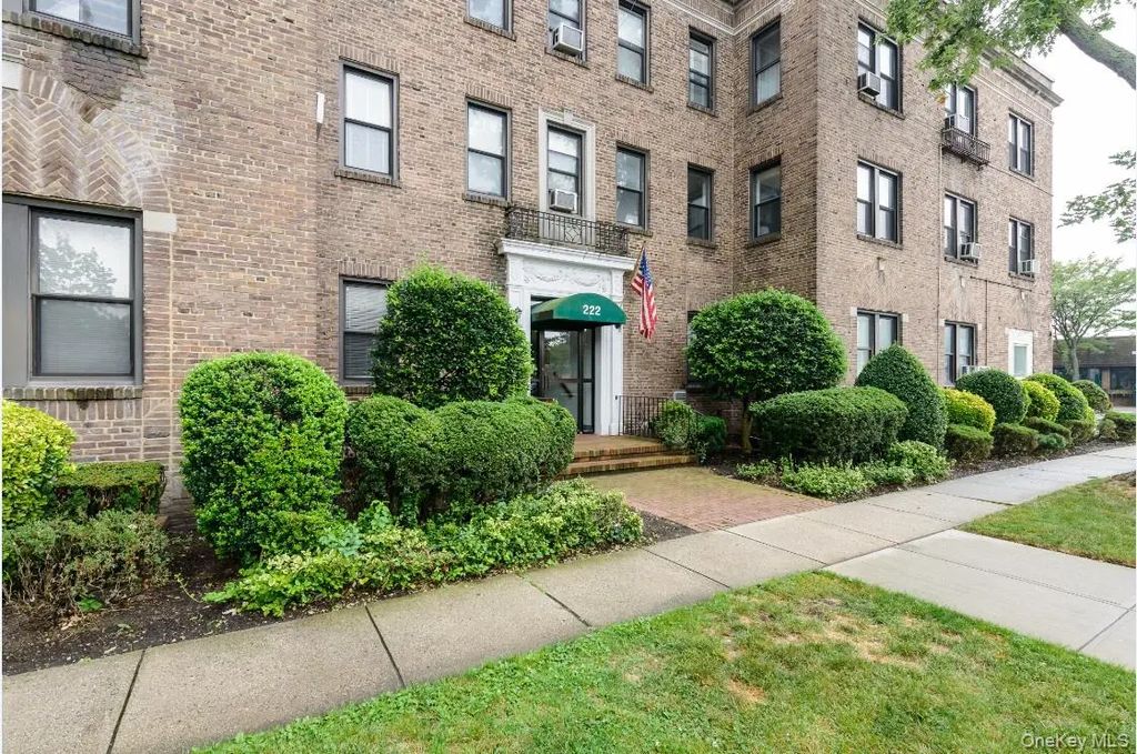 222 Seventh Street 2c, Garden City