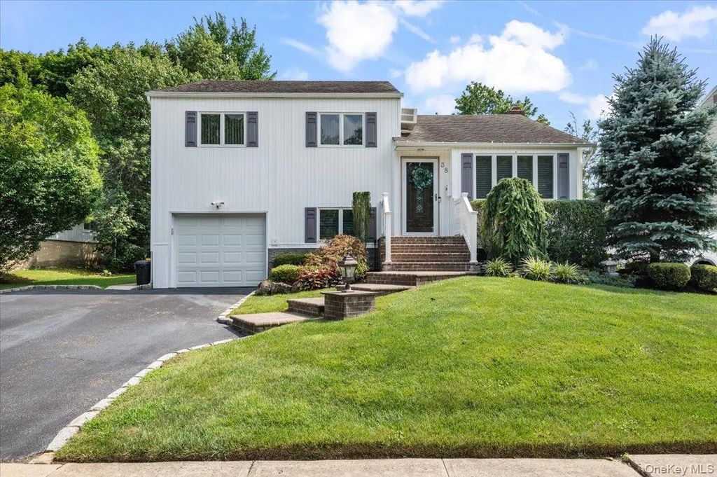 38 Briarwood Lane, Plainview