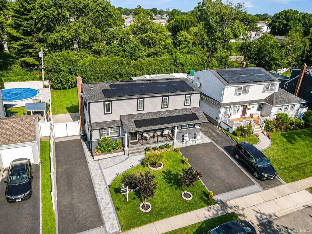 828 Strang Drive, Wantagh