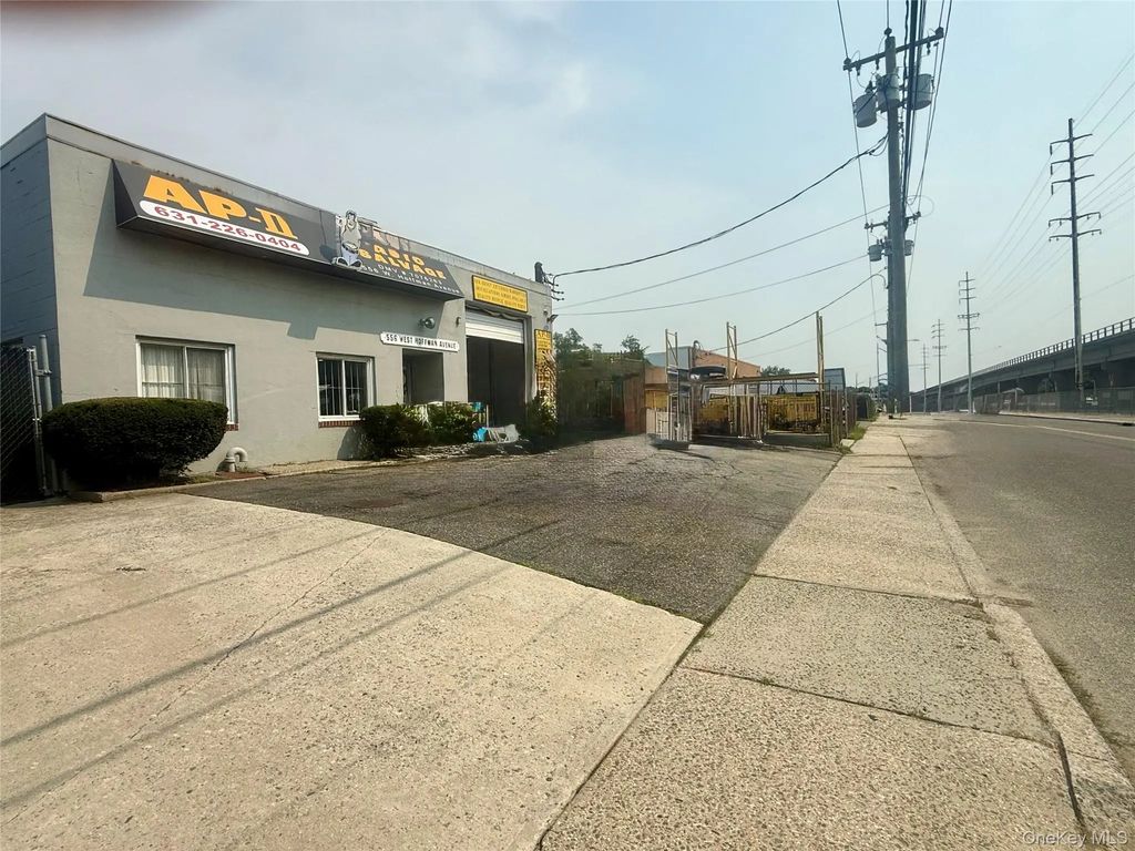 556 W Hoffman Avenue, Lindenhurst