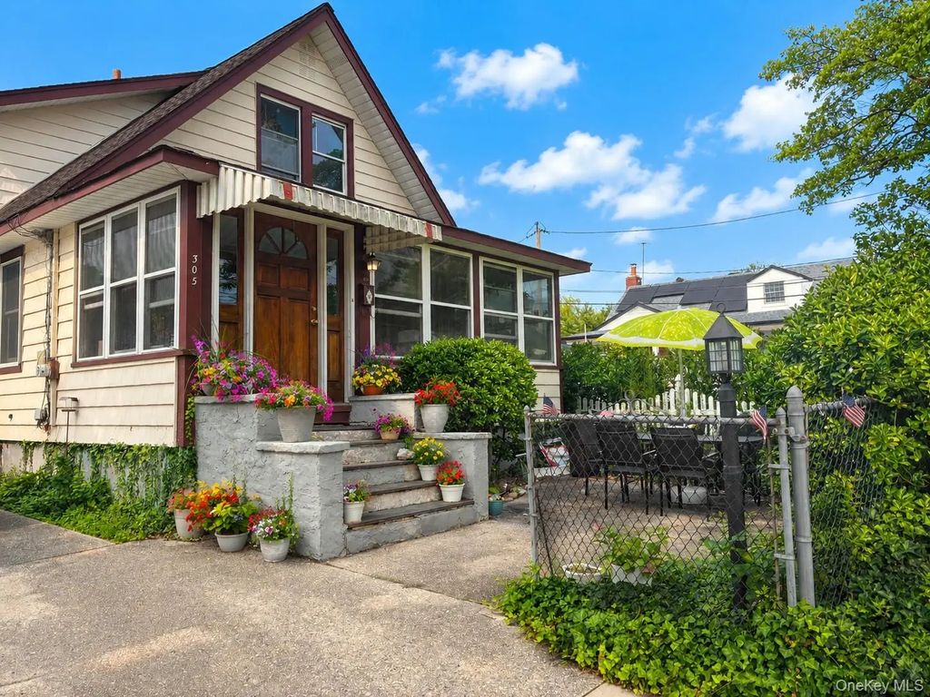 305 Bayville Avenue, Bayville