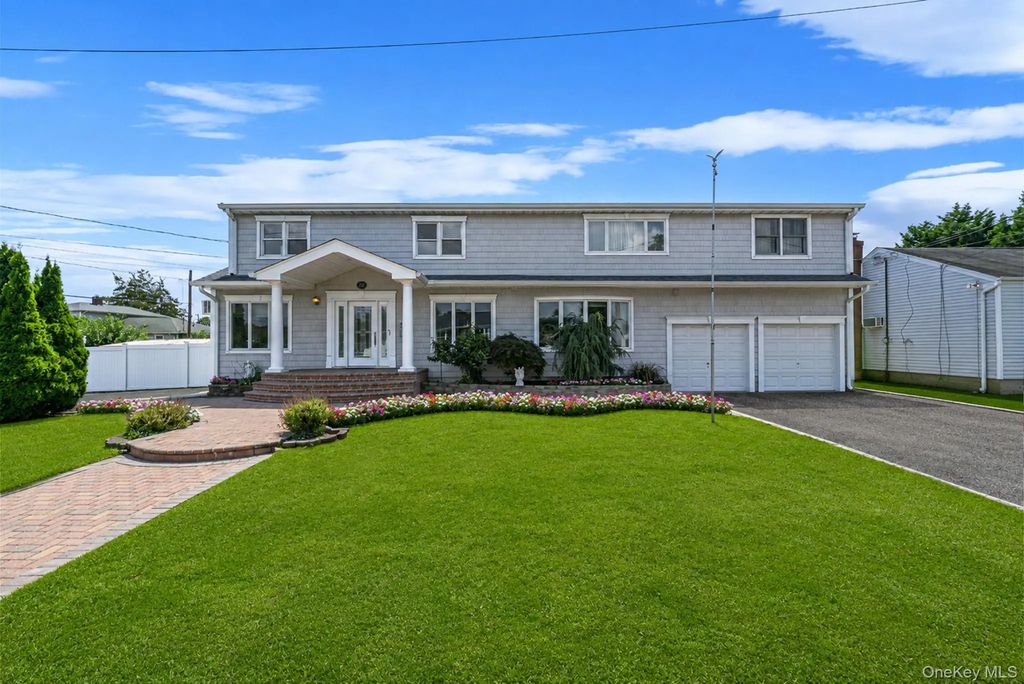 52 Manhattan Avenue, West Babylon