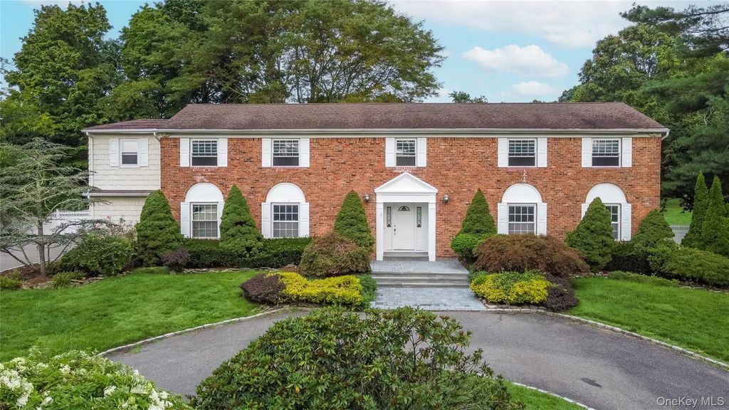 34 Lisa Court, Syosset