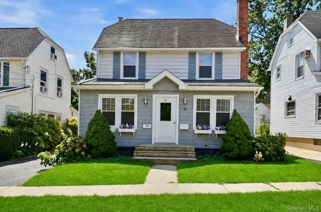 36 Hawthorne Street, Williston Park