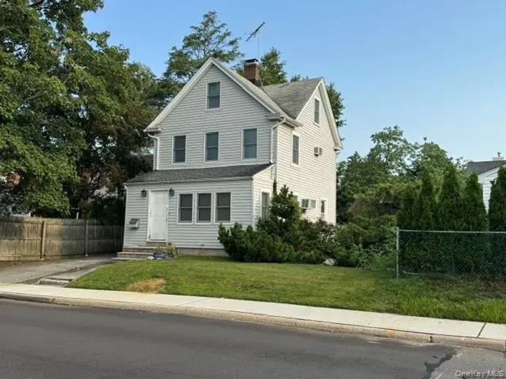 105 Bayview Avenue, Manhasset