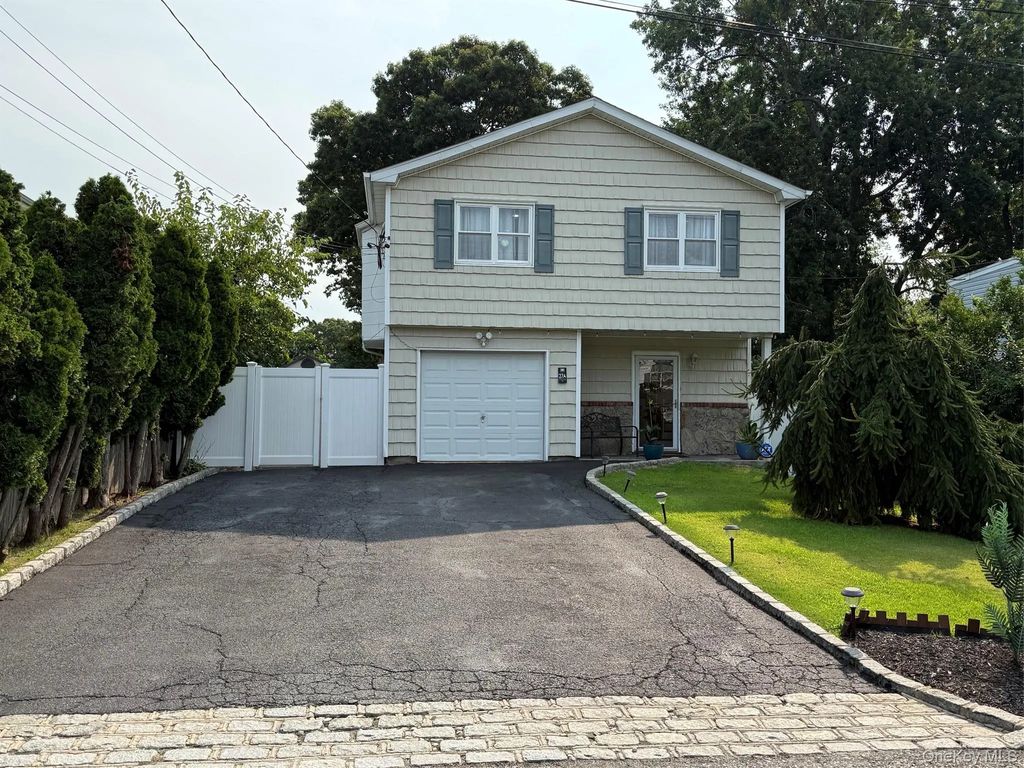 27a Gores Drive, Mastic