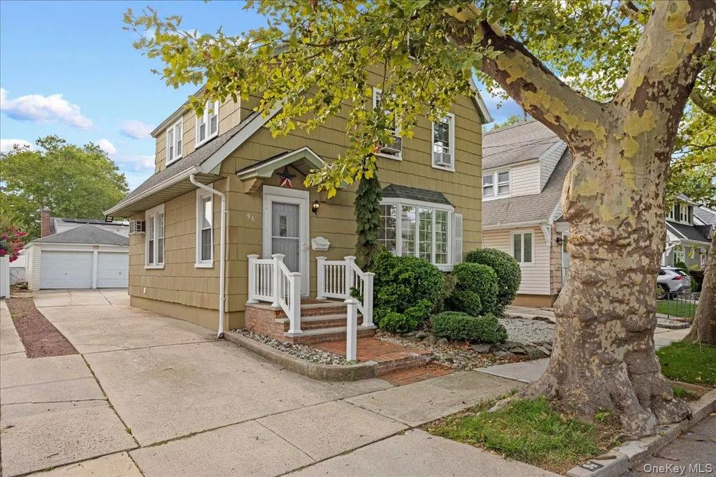 96 Capitol Avenue, Williston Park