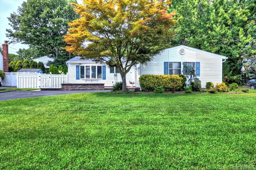116 Shenandoah Boulevard N, Nesconset