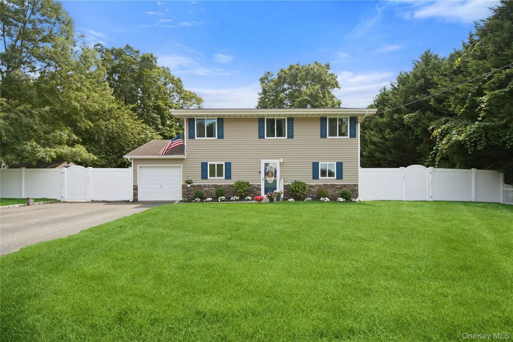 4 Acorn Street, Ronkonkoma
