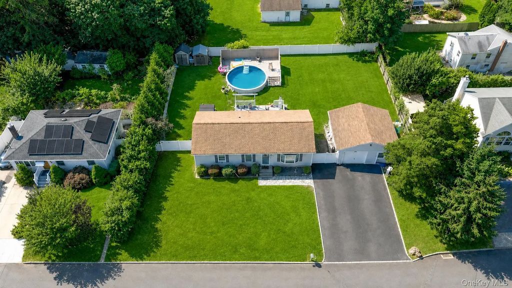 28 Mapleton Avenue, Farmingville