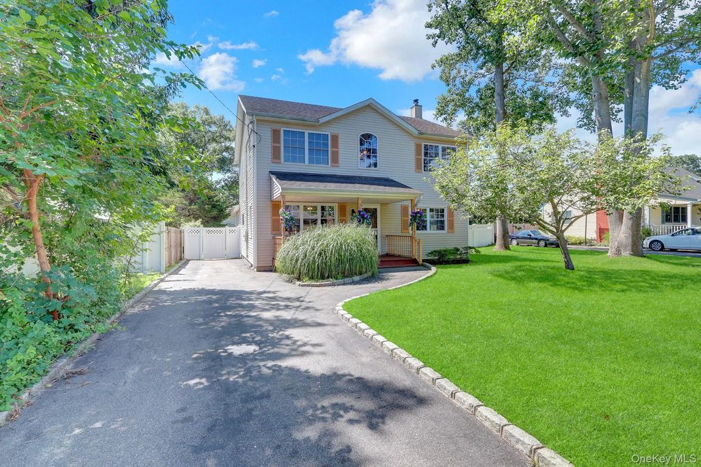 18 Aster Avenue, Holtsville