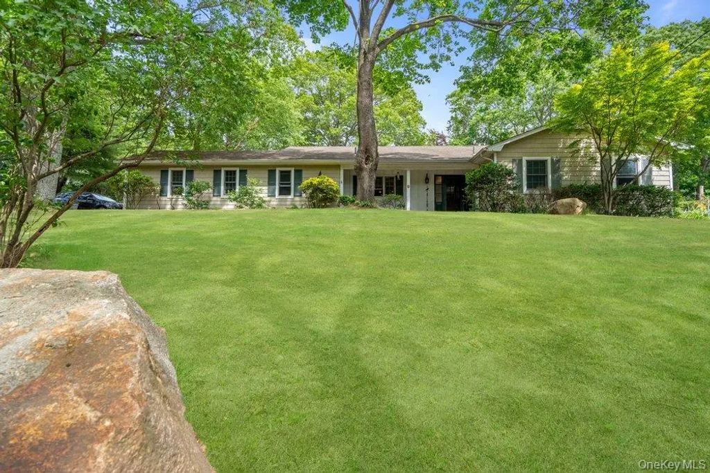 9 Dillmont Drive, Smithtown