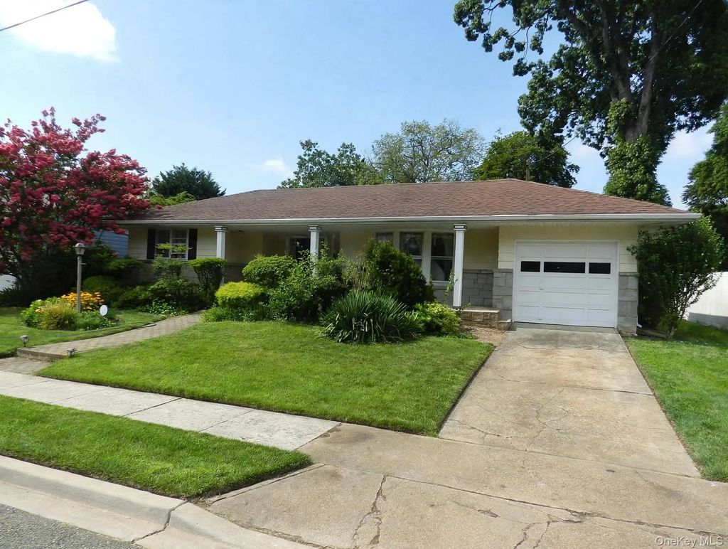 8 Willowbrook Lane, Freeport