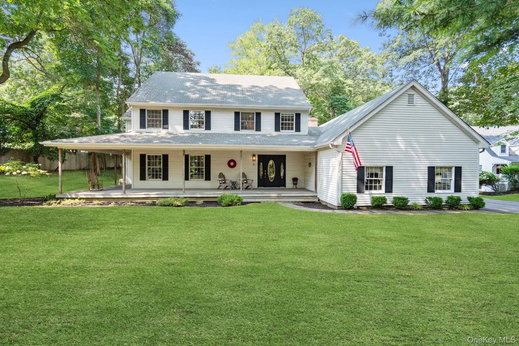 470 Pond Path, East Setauket