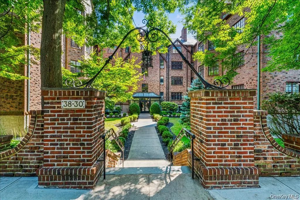 38-30 Douglaston Parkway # 2g, Douglaston