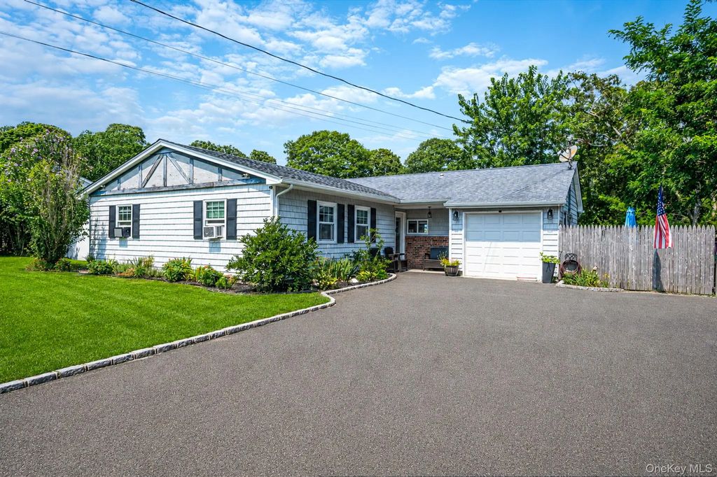 40 Elm Avenue, Flanders