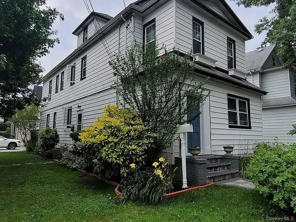 182 Lowell Avenue # Upper, Floral Park